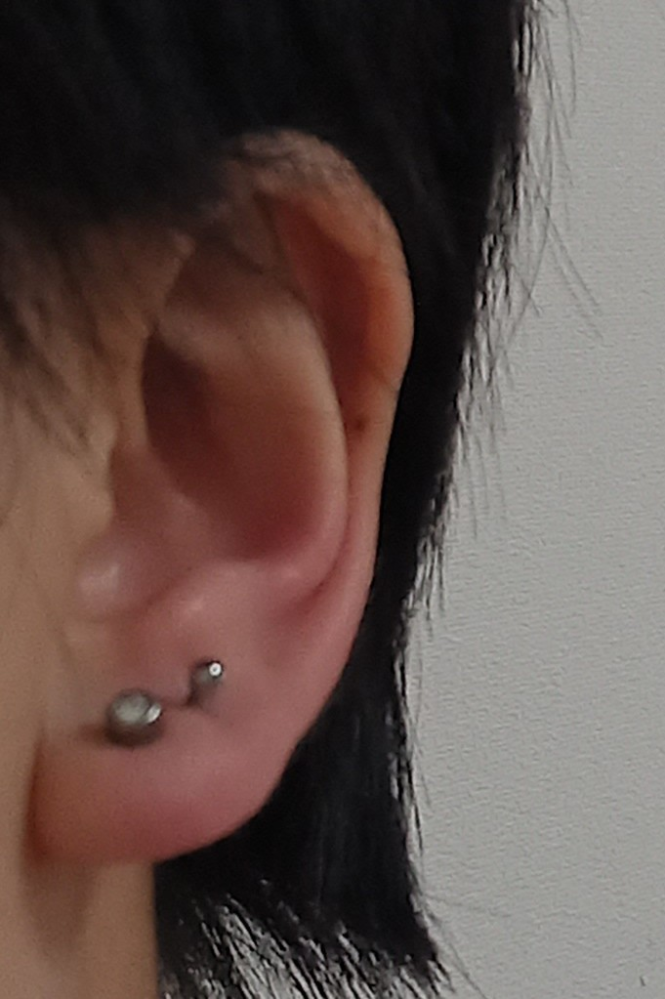 お好みのピアスがありましたら、問い合わせください。。 ピアス2個目を開けたのですが、横並び過ぎましたかね？ちょっと