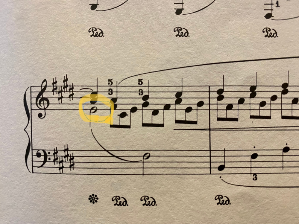 アラベスク第1番 ドビュッシーの曲ですが、 弾き方が分からないかところがあります。 34小説目のト音記号E 2分音符のばすところは右手で弾きますか？ 次の2拍めから音符がありますがEの音はぎりぎ...