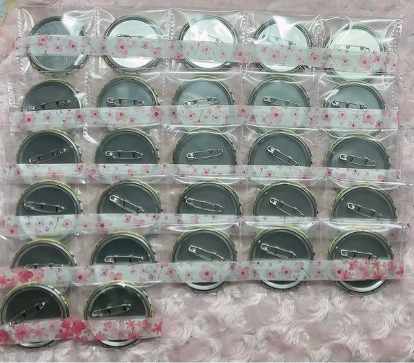 缶バッジ27個を郵送したいです。ここからプチプチを二重にする予定なの 