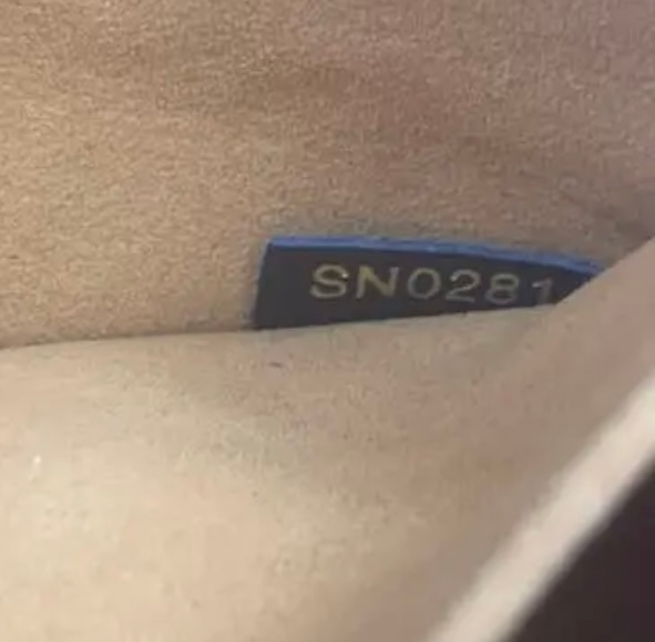 このVUITTONのバッグのシリアルナンバーは偽物ですか？