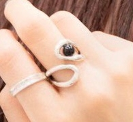 この指輪のブランドや商品名は分かりますか?