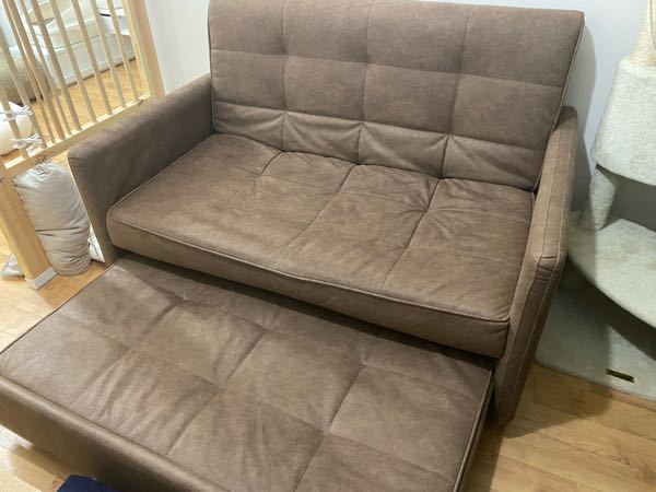 どなたかこのソファーのメーカーや品番がわかる方いらっしゃいませんでしょうか。 素材は柔らかめのもの、背もたれも倒れるソファベッドです。