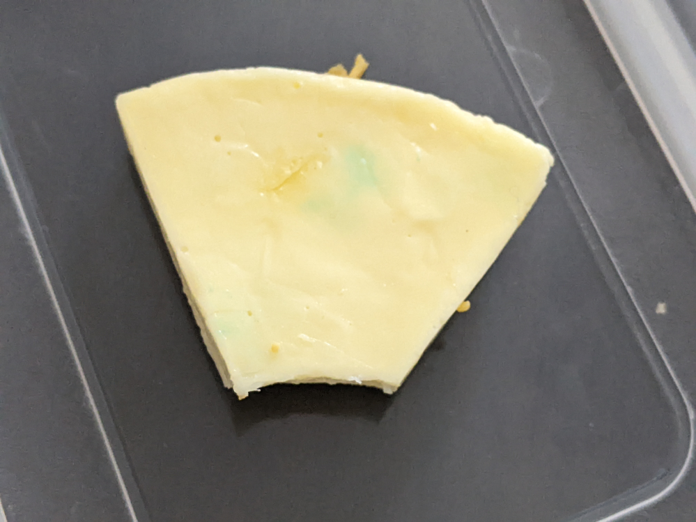チーズの一部が青くなりました。 これって青カビなのでしょうか。 たべないのうがいいですか。