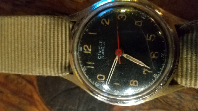 この時計は何年代の物でしょうか 30ミリと小さめです ミリタリー物だと言われましたが どうなんでしょうか 宜しくお願い致します