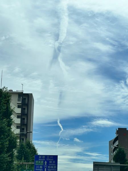 たった今八王子市で撮影した空です。 この雲はなんですか？ なにかが旋回しながら墜落したかのような雲で気になりました。