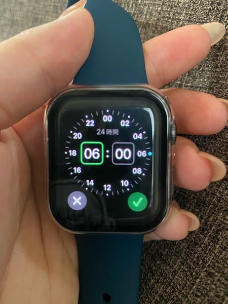 Apple Watchの睡眠時間の設定についてです。 アラームの時間設定で、6時から時間を変える方法がわかりません。 ✔︎とかは反応するのですが。。どうやって時間の変更をしたらいいでしょうか。
