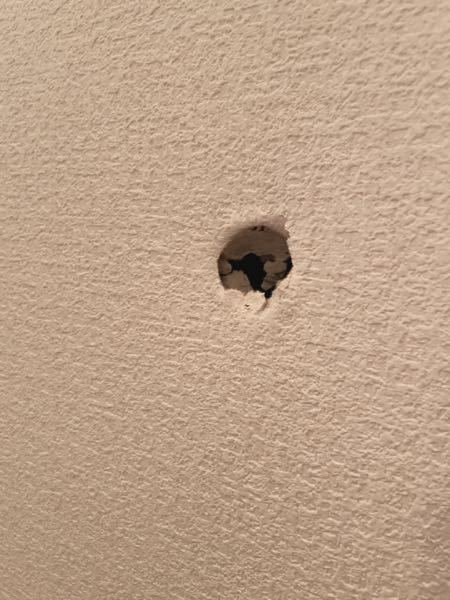 賃貸の家の壁に穴が開きました。。 隠し方教えてください 横5センチ 縦4センチくらいの穴です