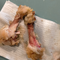 手羽元を10分ほど揚げ焼きで唐揚げにし、キッチンペーパーにあげ