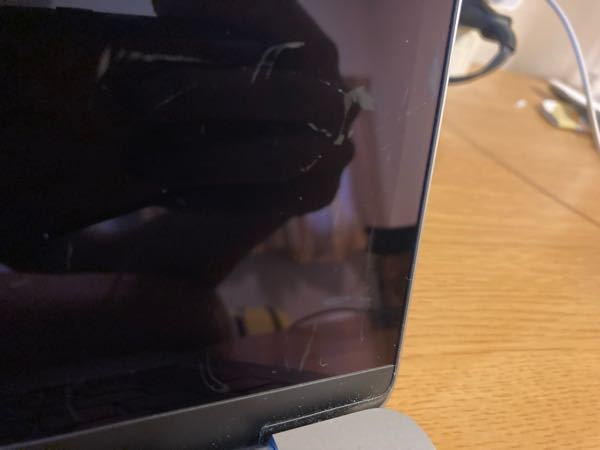 macbookairの画面に画像のような傷(汚れ？)が入ってしま - Yahoo!知恵袋