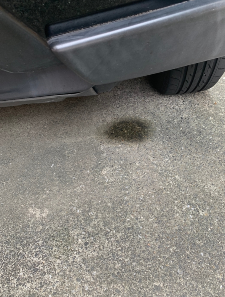 1週間車動かしてないのですが 左下何か液漏れしてるのかな と思う Yahoo 知恵袋