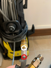 高圧洗浄ホースについて 画像白 の箇所から水漏れします 白 の Yahoo 知恵袋