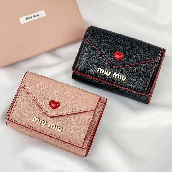 miumiuのこの財布、もう販売してないんでしょうか？公式サイトで探し
