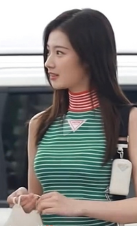 Twiceサナちゃんのこの服どこのか分かる方いたら教えてください Yahoo 知恵袋