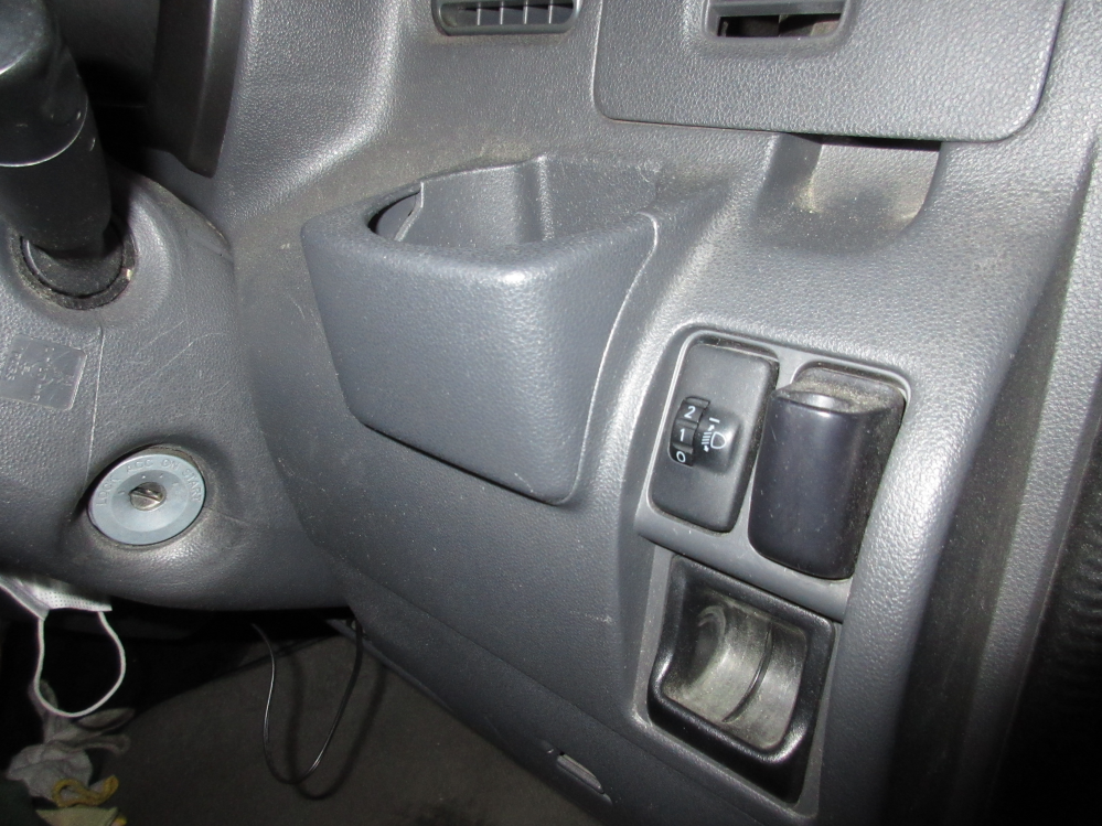 ハイゼットカーゴ（S321V）の運転席側のカップホルダーですが ダッシュボードと別部品に見えます。 どの様にして外すのか教えてください。
