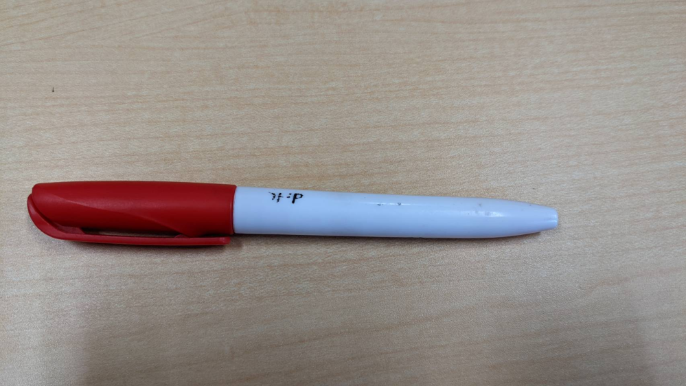 このペンの商品名・メーカーが分かる方いらっしゃいませんか？ このサインペンが気に入っているんですが、文字が消えてしまってメーカーや商品名が分かりません… どなたかわかる方いらっしゃいませんか？ 「水性」「細字」？と書いてあるようなんですが… よろしくお願いします。