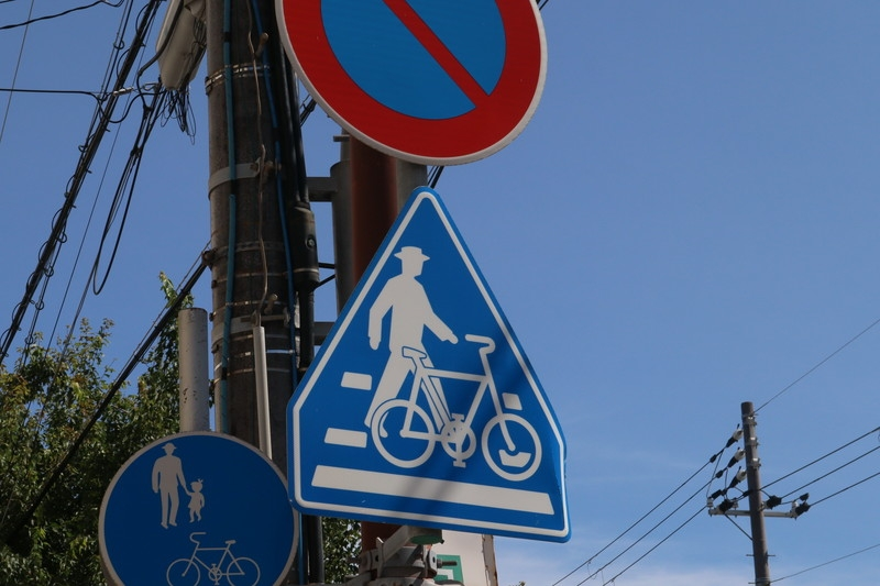横断歩道では、自転車可の標識に順次取り替えているのでしょうか？ 取引先の前の標識を、前回訪れた時に工事をしていたのですが、昨日訪れると、何をしたのかわからず、そこの事務所の人に訊くと、横断歩道の標識が自転車のマークが入ったのと入れ替える工事だったそうです。 最近はサイクリングが人気で、電動自転車も含めて、確かに自転車が増えたなあ～と思っていましたが、このような標識の入れ替えが進んでいるのでしょうか？ 恥ずかしながら、横断歩道の標識に自転車のマークの有無を今回初めて知りました。