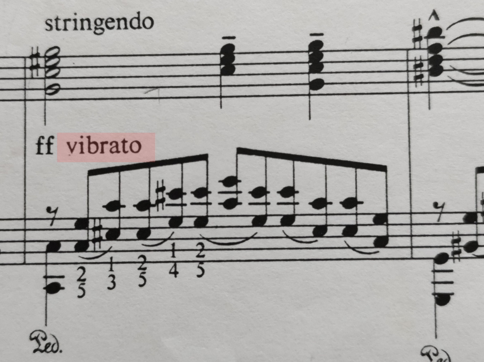 リストの「ペトラルカのソネット104番」の楽譜(第46小節)に「vibrato」という表示があるのですが、これはどういう弾き方を求めているのでしょうか？