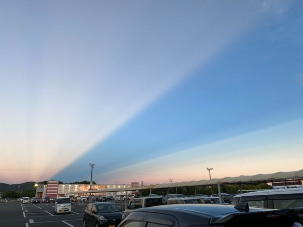写真のように雲との境目がはっきりしている事象をなんと言うのでしょうか？ 写真は東側を向いて撮りました。