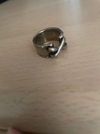 この指輪がどこのブランドの何かわかりません、
教えてください。指輪の内側には925と刻印されていました。 