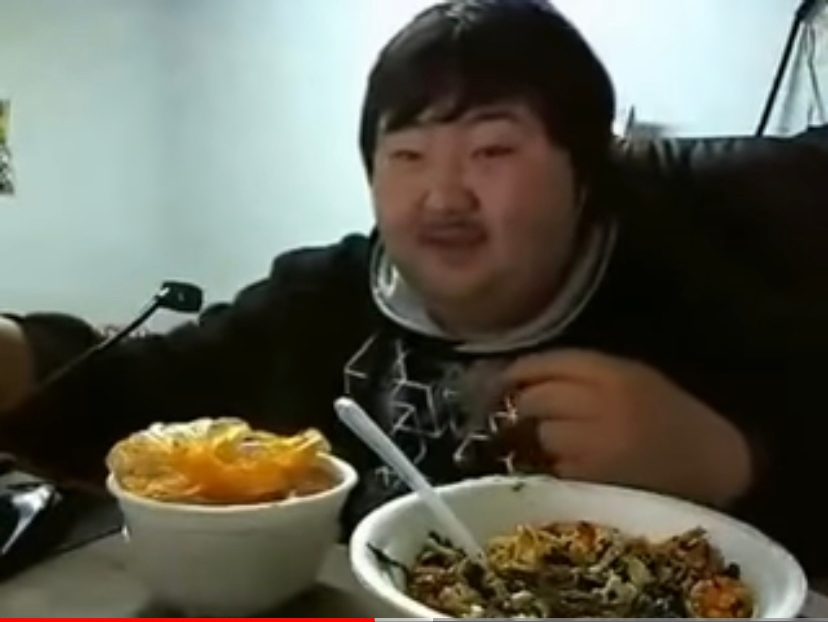 多分韓国人の方だと思うのですが、この方の名前やYouTubeチャンネルをわかる方いらっしゃましたら教えて頂けたいです。宜しくお願い致します。 ひたすら変な声で笑いながら飯食ってる感じです。