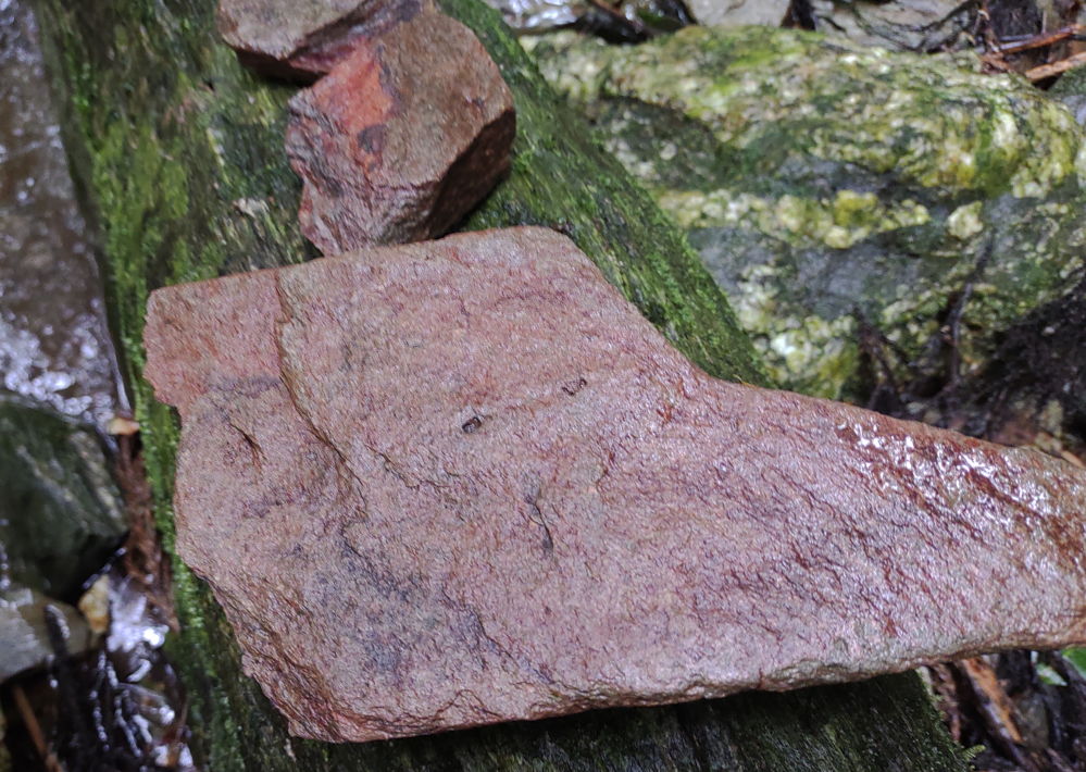 この石はなんでしょうか？ 上に見える小さいのは、割った時の破片です。