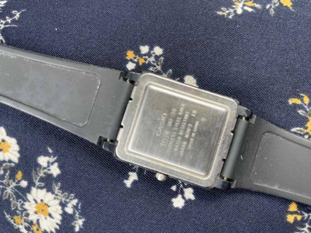 画像の様な腕時計は自分で電池交換出来ますか？