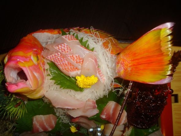何の魚でちゅか? 先日、伊豆の旅館に泊まった時のことです。 写真のお造りに「これはアカイサキですか?」とたずねたところ、 「キンメダイです」との回答でした。 食べかけの写真で申し訳ないですが、魚種は何でしょうか。