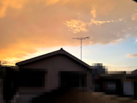 下の写真雲底が夕焼けの赤になって妄想的になっていますか。
