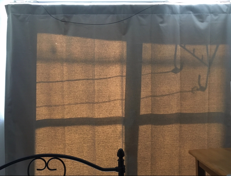 友安製作所のウルトラサンシェードカーテン（完全遮光 uv100%）を購入したのですが、強い日差しが当たると向こう側の洗濯紐などの影が透けて見えます。 uv100%のカーテンを買うのは初めてで比較...