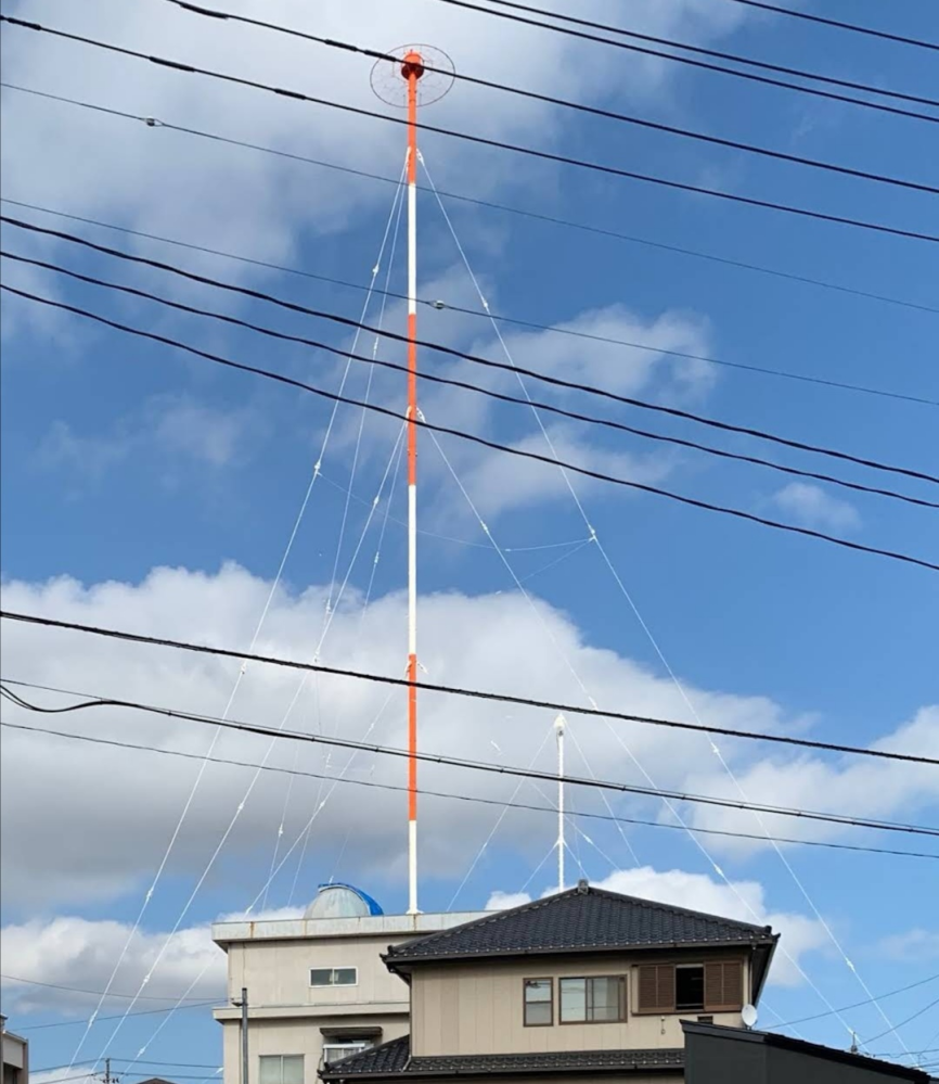 写真はAM ラジオのアンテナらしいですが、アンテナはどの部分ですか？ タワーの部分？ タワーのてっぺんの円盤部分？ タワーを支えている支線の部分？