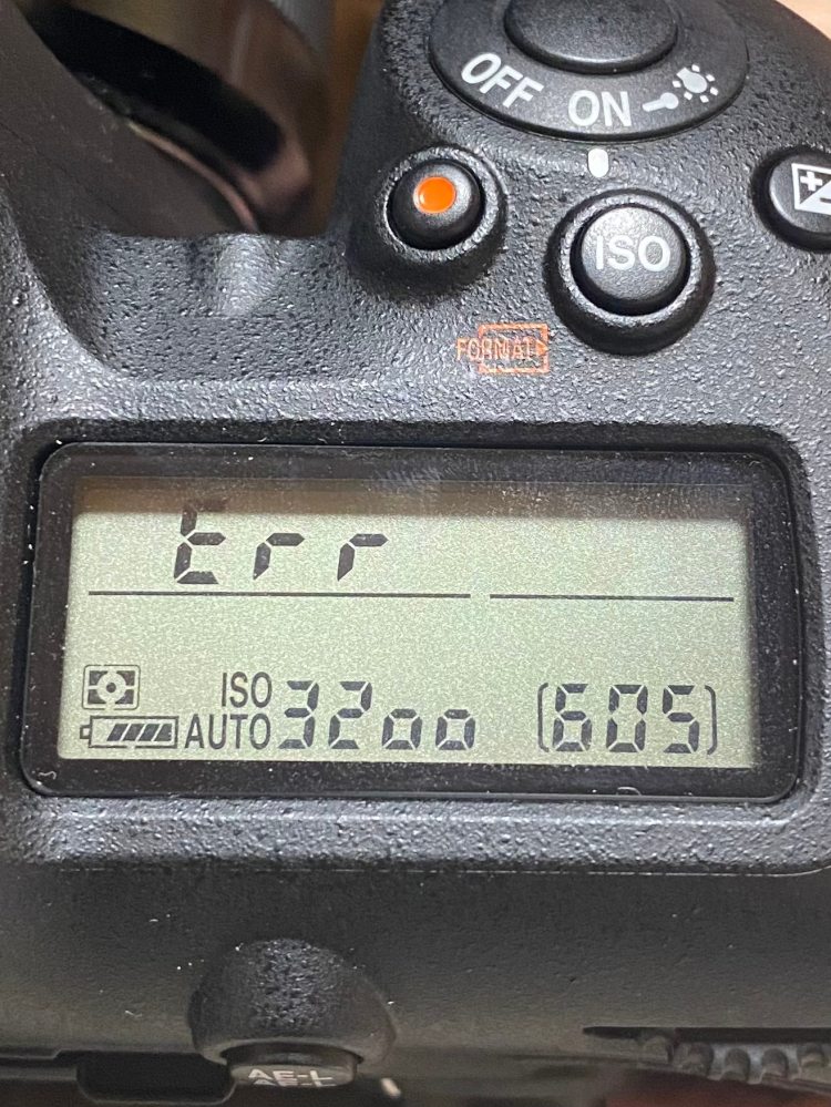 先日フリマサイトでNikon D7500を購入し、レンズをつけて撮影してみた所、写真のような表示が出てピピッという音が鳴らず、フォーカスが合いません。 撮影はできるのですが、フォーカスがあっていないのでブレてしまいます。 使用しているレンズはSIGMA 30mm1:1.4DCです。レンズが問題なのでしょうか？当方あまりカメラのことが分かりません。 説明書を見たり、ネットで色々調べて見たものの解決出来ませんでした。 わかる方いらっしゃいましたら教えて頂きたいです。よろしくお願いします。
