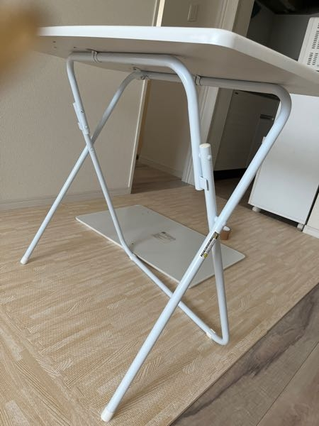 折りたたみテーブルについて https://www.nitori-net.jp/ec/product/ この折りたたみテーブルの ネジを外して少し大きな板をつけました。 組み立て方が悪いのか ちゃんと折り畳むことができません。 またテーブルの上に手を置くと 足が広がってぺしゃっとなります。 組み立ての問題ですか？？ 板を大きめにしたから 何かがおかしくなったのでしょうか