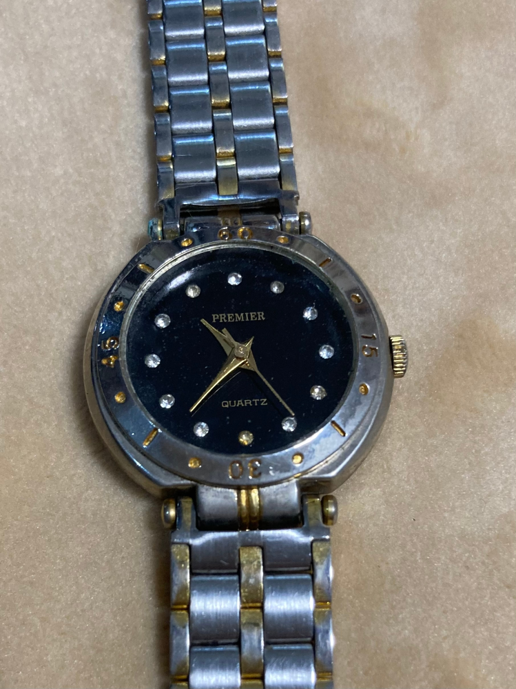 この時計ですが、どこのブランドか解る方いらっしゃいませんか？