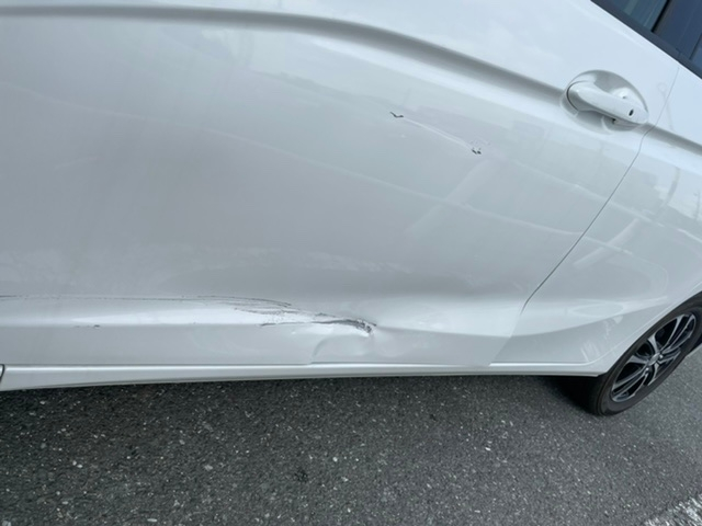 先日ガードレールにぶつかり、車を擦ってしまいました。 助手席側のドアに広範囲で擦り傷と、へこみが生じてしまっています。 この場合、修理にいくらくらいかかるでしょうか。大体で構いませんので、教えてください 車種はホンダのフィットです
