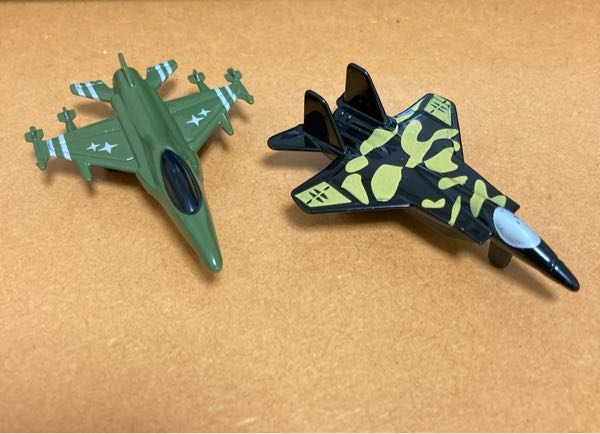 友達からもらった戦闘機のおもちゃなのですが、どうしてもなんの戦闘機か分かりません。 左は最初F-2かと思いましたが違いますし、右もF-15...?違うよな...って感じです。 どなたか教えてください。