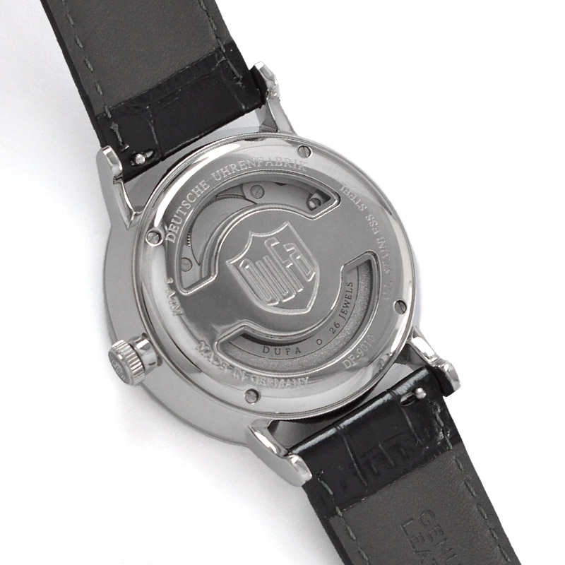 DF-9010という腕時計についての質問です。 積まれているムーブメントは日本製でしょうか？ 26石 パワーリザーブ40時間