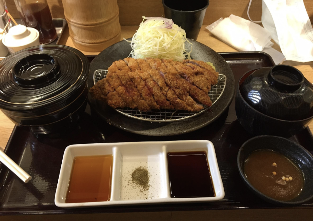 京都に住んでる友達がこの写真を送ってきたのですがどこか教えてくれません。この写真の料理を見てどこかわかる方はいますか？