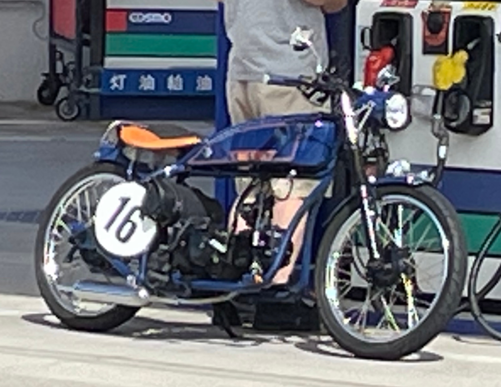 このバイクの詳細がわかる方はいませんでしょうか？ 今日ガソリンスタンドで給油中の方のバイクを信号待ちのときに対向車線から携帯の望遠で撮った写真なのですが、このバイクが気になって仕方有りません。 ...