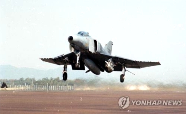 【韓国北西部の海上に韓国空軍Ｆ-4Ｅファントム戦闘機が墜落、操縦士は無事】 https://news.yahoo.co.jp/articles/0c60425709521d27a462240229c41d0a564cc8e3 8/12(金) 韓国、まだファントム使ってたんだ～？