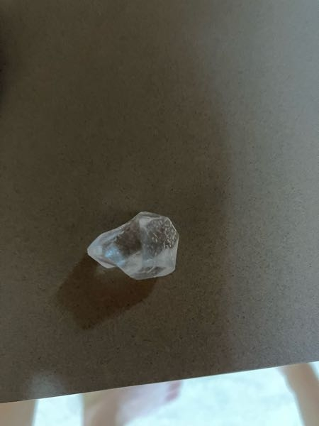 道路で拾ったのですが、これって水晶なんでしょうか？