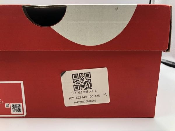 昔　海外にて購入した品です。箱は無しです。 先日スニーカーが届いたのですが、海外のシールが貼ってありました