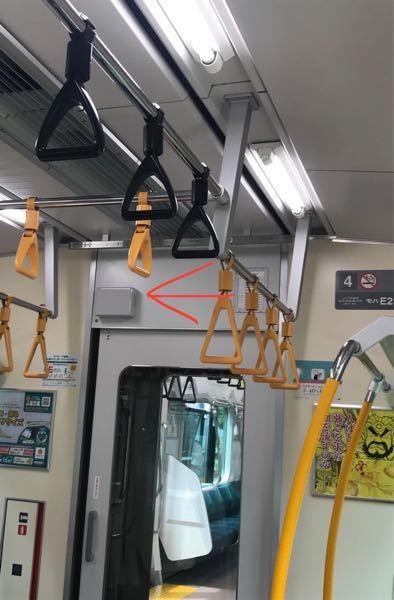 電車の連結部分の扉の上にある、四角いボックスのようなやつはなんですか？