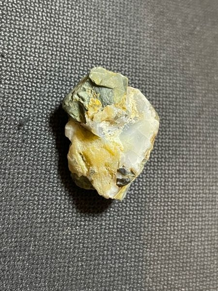 石に詳しい方よろしくお願いします。 愛知のオパール産地に行ってこの石を見つけました。 これはイエローオパールでしょうか？ わかる方よろしくお願いします。