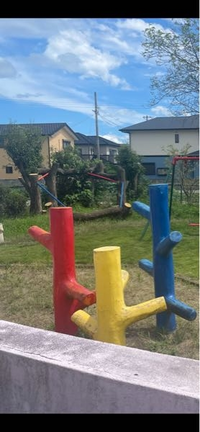 公園の遊具の名前で教えてください 黄 赤 青の遊具 の名前とその奥にある木 Yahoo 知恵袋