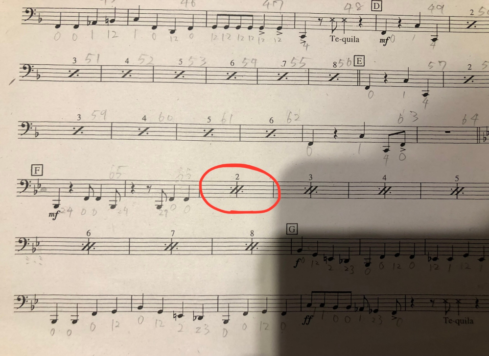 シミレがある楽譜の小節番号の振り方がわかりません。 赤丸がついているところの小節番号は67ですか？ ちなみにチューバの楽譜です。
