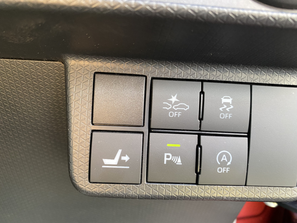 画像のダイハツタントのPボタンは何ですか？ 駐車の際に障害物などにぶつかりそうになると警告音で知らせてくれる？とかでしょうか。