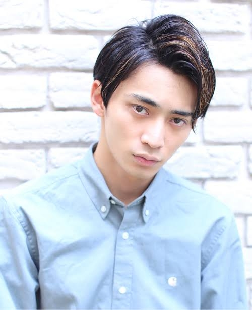 高校生の男子です。 おでこが広いのにアップバンクをするのは変ですか？画像のようなアップバンクです。