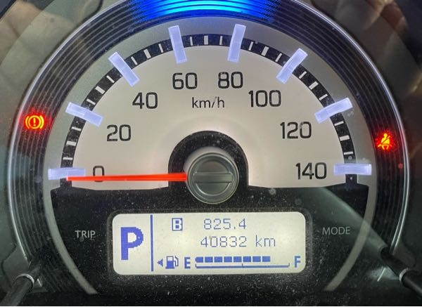 このメーターの見方を教えてください 車はスズキのハスラーです Yahoo 知恵袋