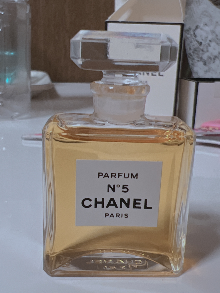 CHANELの香水の蓋がびくともしないんですが、開け方教えてください