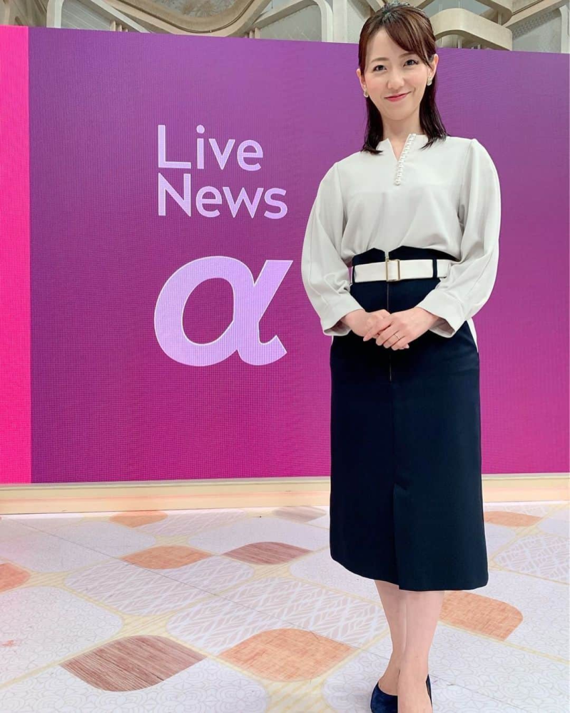 はい フジテレビアナウンサー内田嶺衣奈は写真のように 左手に付け Yahoo 知恵袋